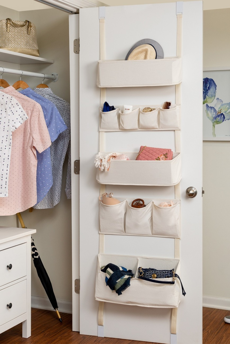 behind the door hanging storage baskets idea to store everyday essential items. and when the door is open they cant be seen. perfect for small apartment and bedroom