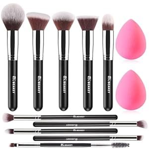 A Christmas Gift Makeup Brush Set For Your Mom With Her Everyday Essentials.